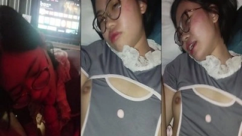 Em sinh viên kính cận dâm mặc quần xẻ đáy để anh chơi